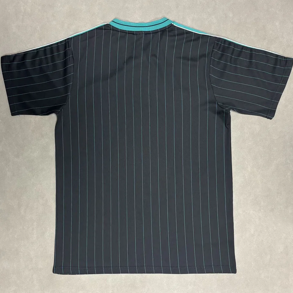 2025/26 LFC Black Retro Style Fans.. detail image