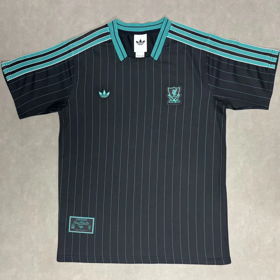 2025/26 LFC Black Retro Style Fans.. detail image