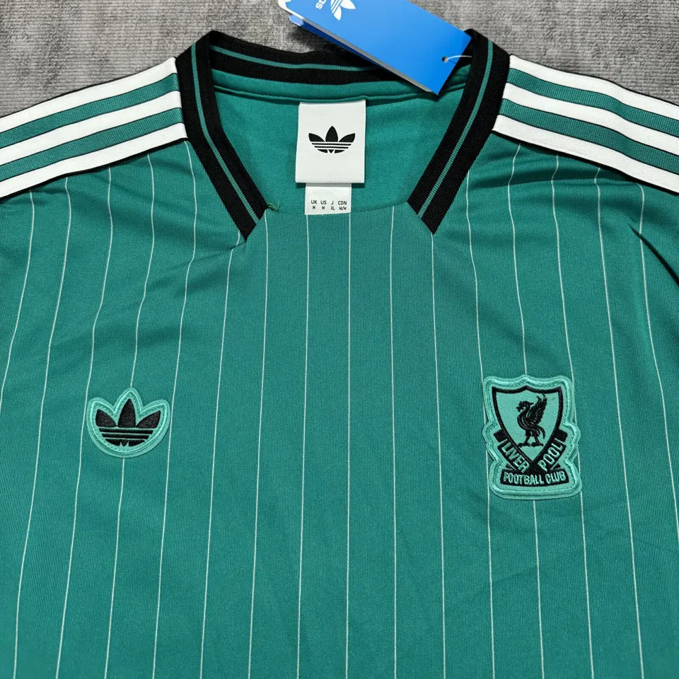 2025/26 LFC Green Retro Style Fans.. detail image